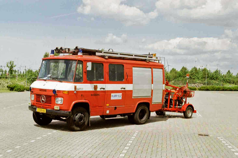 Kenteken: 11-DB-66 Roepnummer: 135 Type voertuig: TS7 LD2000 HD230 T800 Merk &amp; Type: Mercedes Benz LF608D29 Opbouw: den Hartog-Ziegler Bouwjaar: 1977 In dienst: 1991 Uit dienst: 199. Standplaats: Amsterdam. Opmerkingen: Overgenomen van brandweer Hilversum