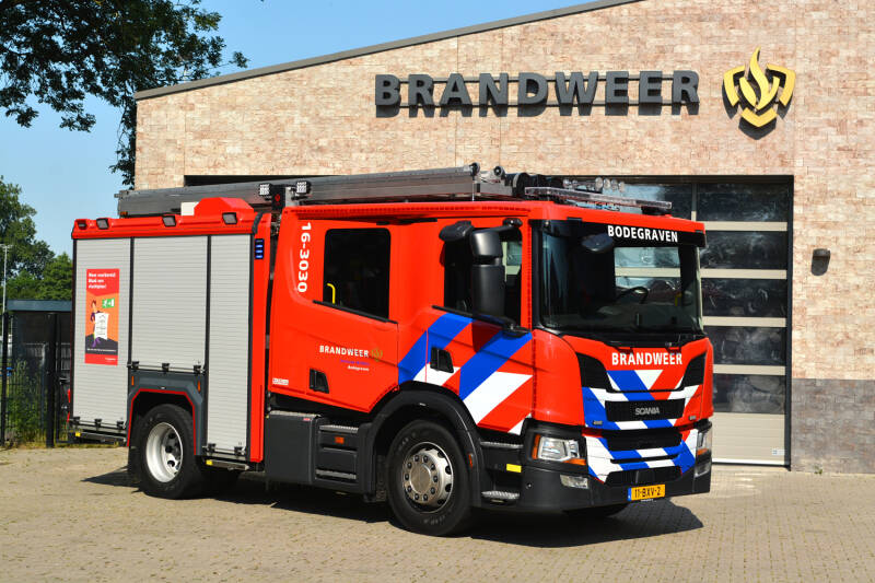 Kenteken: 11-BXV-2 Roepnummer: 16-3030 Type voertuig: TS7 LD3000 HD400 T2000 Merk &amp; Type: Scania P320B4x2NZ31L Opbouw: Kenbri-Rosenbauer Bouwjaar: 2023 In dienst: 2024 Uit dienst:... .  