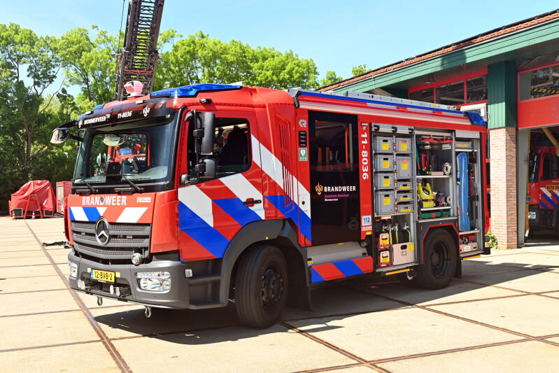 Kenteken: 12-BVB-2 Roepnummer: 11-8036 Type voertuig: TS7 LD3000 HD250 T.... Merk &amp; Type: Mercedes Benz 1530F36[Atego] Opbouw: Kenbri-Rosenbauer Bouwjaar: 2023 In dienst: 2023 Uit dienst: Standplaats: Wormerveer - Industrieweg