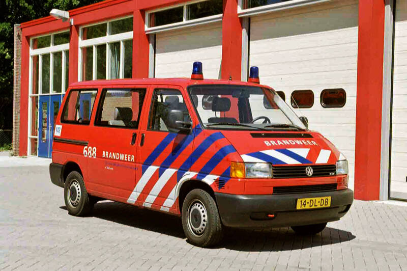 Kenteken: 14-DL-DB Roepnummer: 54-688 Type voertuig: DB9 Merk &amp; Type: Volkswagen Transporter T4-KombiTDi Opbouw: Bouwjaar: 1999 In dienst: 1999 Uit dienst: 2001. Opmerkingen: Naar korps IJmuiden-Zeewijk.