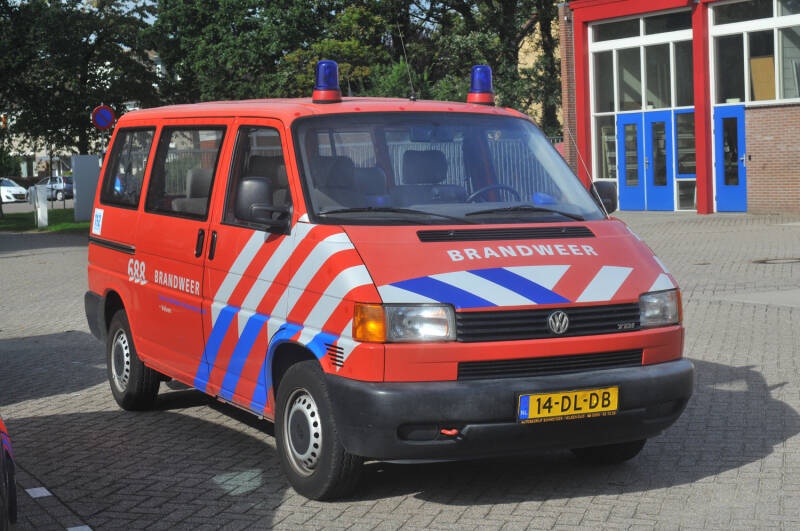 Kenteken: 14-DL-DB Roepnummer: 54-688 Type voertuig: DB Merk &amp; Type: Volkswagen Transporter T4-KombiTDi Opbouw: Bouwjaar: 1999 In dienst: 1999 Uit dienst: 2001. Naar korps IJmuiden Zeewijk 
