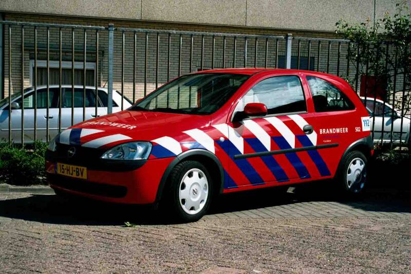 Kenteken: 15-HJ-BV Roepnummer: 502 Type voertuig: DA Merk &amp; Type: Opel Corsa C Opbouw: Bouwjaar: 2001 In dienst: 2001 Uit dienst: 2009 Standplaats: Leiden