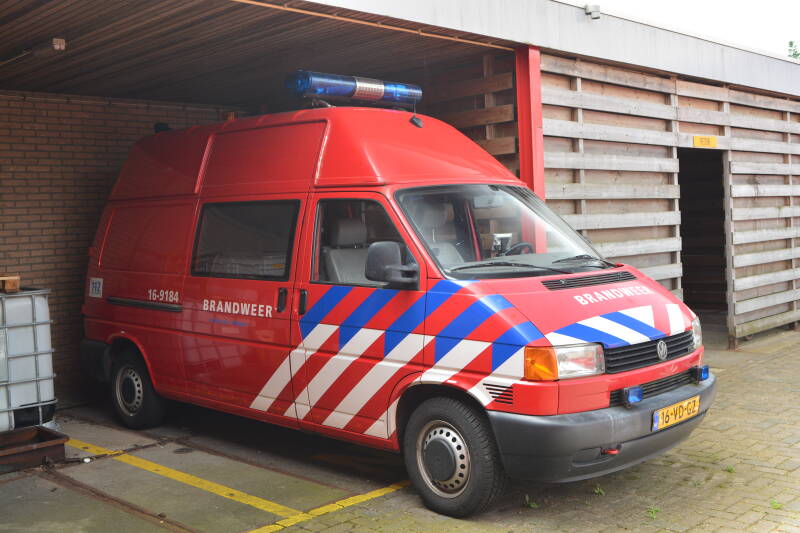 Kenteken: 16-VD-GZ Roepnummer: 16-9184 Type voertuig: GM2 (logistiek) Merk &amp; Type: Volkswagen Transporter T4 TDi Opbouw: C&amp;C-Products Bouwjaar: 1999 In dienst: 2014 Uit dienst: 2016.  Afkomstig van brandweer Leiden (320), in 2008 omgebouwde WO, tbv arbeid