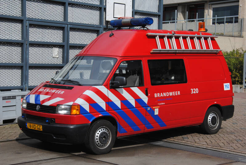 Kenteken: 16-VD-GZ Roepnummer: 320 Type voertuig: GS Merk &amp; Type: Volkswagen Transporter T4 TDi Opbouw: C&amp;C-Products Bouwjaar: 1999 In dienst: 2008 Uit dienst: 2014 Standplaats: Leiden. Naar Alphen aan den Rijn