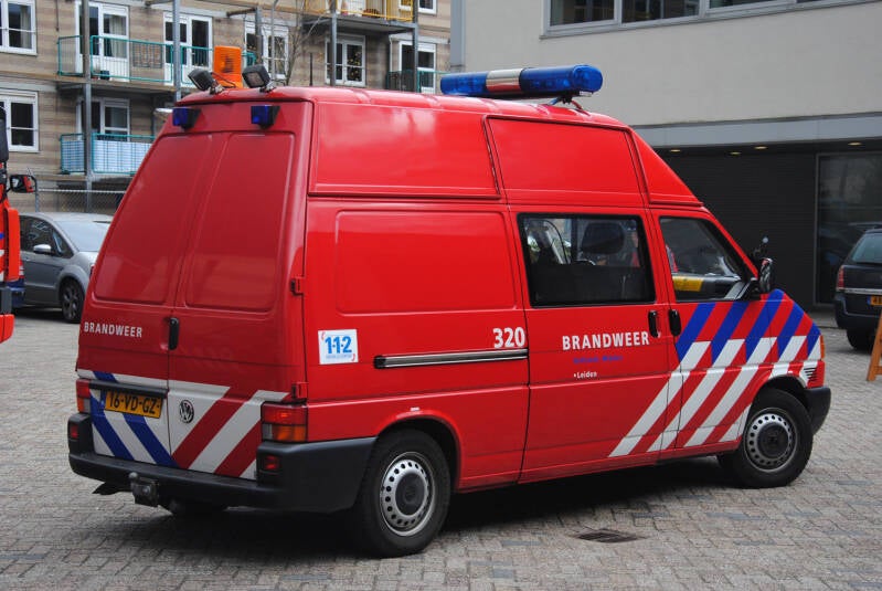 Kenteken: 16-VD-GZ Roepnummer: 320 Type voertuig: GS Merk &amp; Type: Volkswagen Transporter T4 TDi Opbouw: C&amp;C-Products Bouwjaar: 1999 In dienst: 2008 Uit dienst: 2014 Standplaats: Leiden. Naar Alphen aan den Rijn