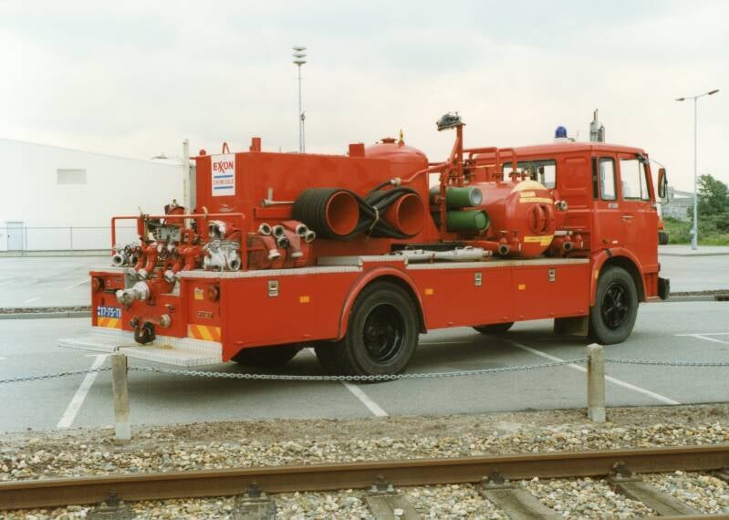 Kenteken: 17-75-TB Roepnummer: Type voertuig: SPB2 LD2400 T2000/1000 P750 Merk &amp; Type: Fiat 130NC/W Opbouw: Total-Ziegler-Brandweer Bouwjaar: 1976 In dienst: 1976 Uit dienst: 199. Standplaats: Rotterdam