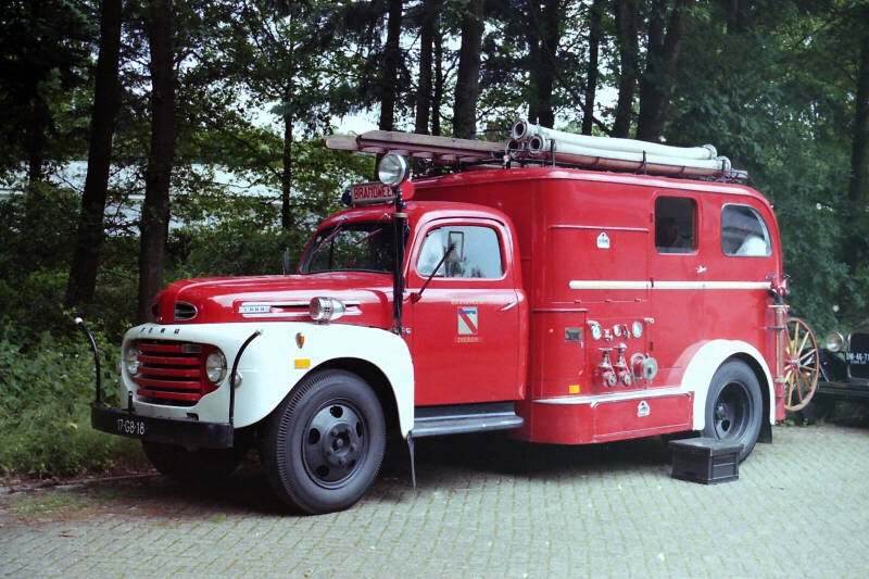 Kenteken: NB-18-46 Roepnummer: Mina > 17-GB-18 Type voertuig: AS10 LD2500 (T300) Merk &amp; Type: Ford F5 Opbouw: Kronenburg > Mostard Bouwjaar: 1951 In dienst: 1951 Uit dienst: 1987 .Opmerkingen: naar particulier te Dieren.