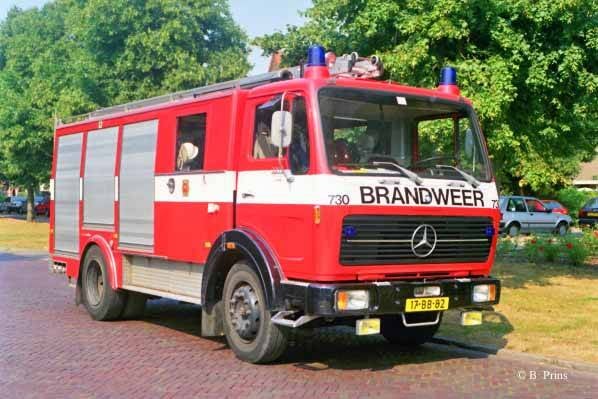 Kenteken: 17-BB-82 Roepnummer: 712 > 730 Type voertuig: TS9 LD3000 HD250 T1500 Merk &amp; Type: Mercedes Benz 1017F36 Opbouw: Doeschot-Rosenbauer Bouwjaar: 1978 In dienst: 1978 Uit dienst: 1995