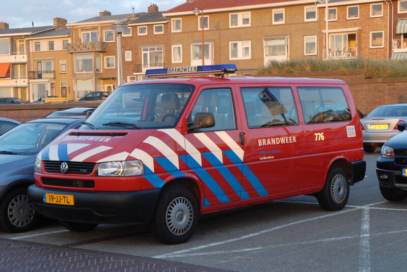 Kenteken: 19-JJ-TL Roepnummer: 66-776 > 16-4300 Type voertuig: DB-K Merk &amp; Type: Volkswagen Transporter T4-Kombi 2,5TDi Opbouw: Bouwjaar: 2002 In dienst: 2002 Uit dienst: 2016.Geëxporteerd naar: Tsjechië (Praag -privé)