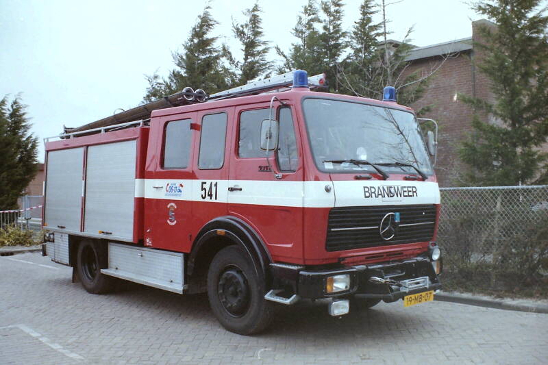 Kenteken: 19-MB-07 Roepnummer: 541 > 541 Type voertuig: TS10 [GM] LD2800 HD280 T2000 Merk &amp; Type: Mercedes Benz 1017F36 Opbouw: den Hartog-Ziegler / Doeschot-Rosenbauer Bouwjaar: 1979 In dienst: 1979 Uit dienst: 2000.Geëxporteerd naar: Noorwegen Opmerking