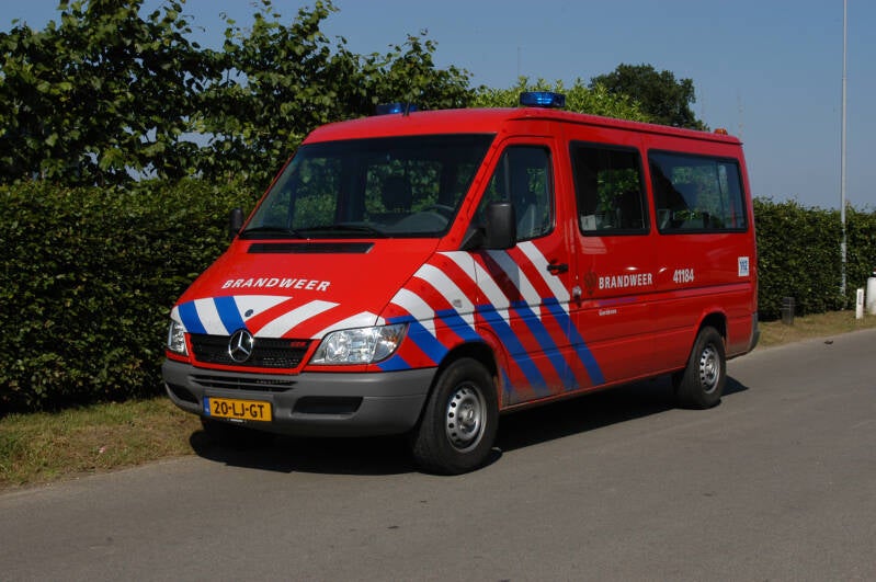 Kenteken: 20-LJ-GT Roepnummer: 41-184 > 07-1301 Type voertuig: DB Merk &amp; Type: Mercedes Benz 211CDi35[Sprinter] Opbouw: Bouwjaar: 2003 In dienst: 2003 Uit dienst: 2013