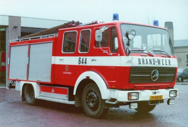 Kenteken: 21-AB-15 Roepnummer: 644 > 643 Type voertuig: TS10 LD3000 HD285 T1800/200 Merk &amp; Type: Mercedes Benz 1017AF36 Opbouw: den Hartog-Ziegler Bouwjaar: 1977 In dienst: 1977 Uit dienst: 2005. 