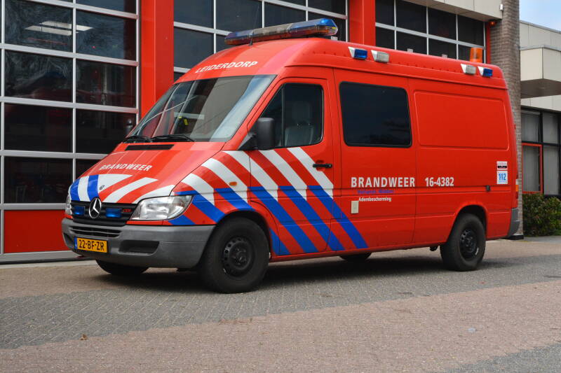 Kenteken: 22-BF-ZR Roepnummer: 16-4382 Type voertuig: AB Merk &amp; Type: Mercedes Benz 313CDi35[Sprinter] Opbouw: Akkermans Bouwjaar: 2002 In dienst: 2018 Uit dienst:. Afkomstig van Koudekerk aan den Rijn. Voormalige WO Gouda, respectievelijk Alphen a/d Rijn