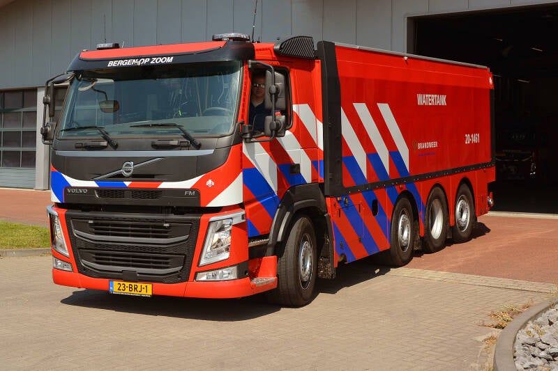 Kenteken: 23-BRJ-1 Roepnummer: 20-1461 Type voertuig: WT-G (LD4000 T18000) Merk &amp; Type: Volvo FM240(8x4/2) Opbouw: IFFS-Schlingmann Bouwjaar: 2021 In dienst: 2022 Uit dienst:  .Afkomstig van Woensdrecht, korps Hoogerheide 