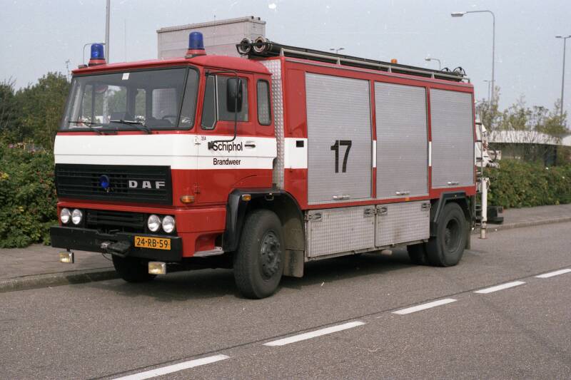 Kenteken: 24-RB-59 Roepnummer: 17 / 354 Type voertuig: HV-1 Merk &amp; Type: DAF FF2100DHR475 Opbouw: Doeschot-Rosenbauer Bouwjaar: 1979 In dienst: 1979 Uit dienst: 1996 Standplaats: Schiphol (Gem. Haarlemmermeer)