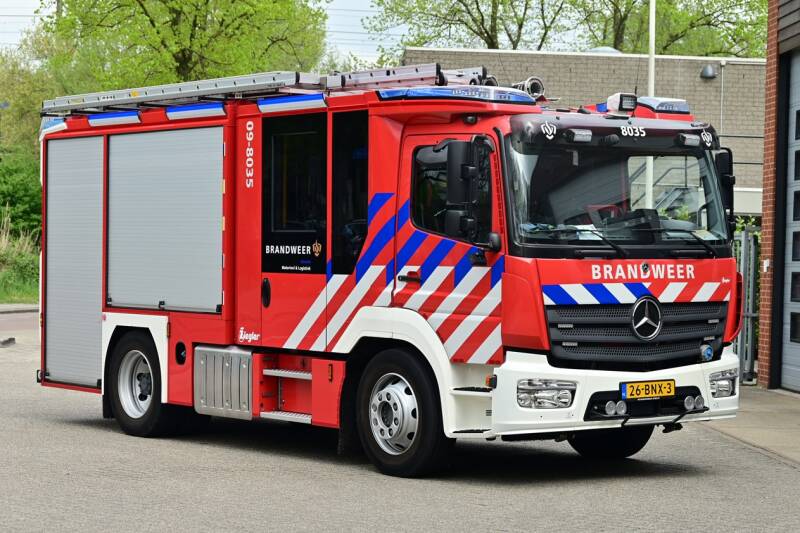 Kenteken: 26-BNX-3 Roepnummer: 09-8035 Type voertuig: TS7 LD3200 T1500 Merk &amp; Type: Mercedes Benz 1527F36[Atego] Opbouw: Ziegler Brandweertechniek Bouwjaar: 2019 In dienst: 2019 Uit dienst: Standplaats: Regionaal inzetbaar