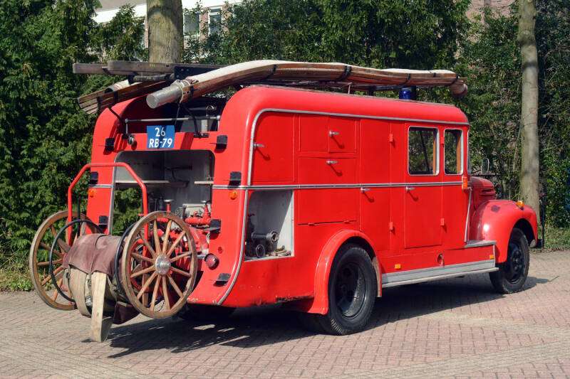Kenteken: RA-05-78 > 26-RB-79 Roepnummer: 5 Type voertuig: TS10 LD2500 T320/800 Merk &amp; Type: Ford V8 Opbouw: Bikkers-Geesink Bouwjaar: 1947 In dienst: 1969 Uit dienst: 1980. Museumobject bezit brandweer Oss. 
