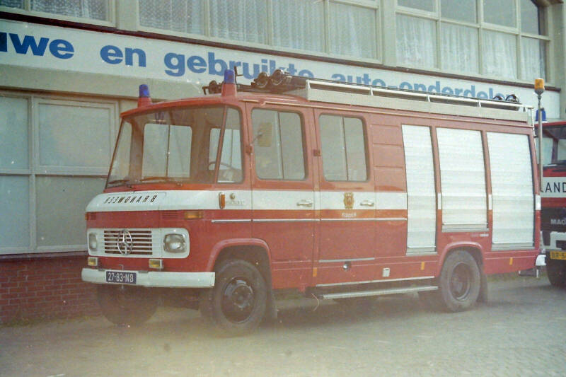 Kenteken: 27-83-NB Roepnummer: 823 Type voertuig: TS9 LD1800 HD200 T800 Merk &amp; Type: Mercedes Benz LF608D29 Opbouw: Doeschot-Rosenbauer Bouwjaar: 1976 In dienst: 1976. Opm.: Verkocht aan bedrijfsbrandweer Koninklijke Nederlandse Glasfabrieken-Leerdam