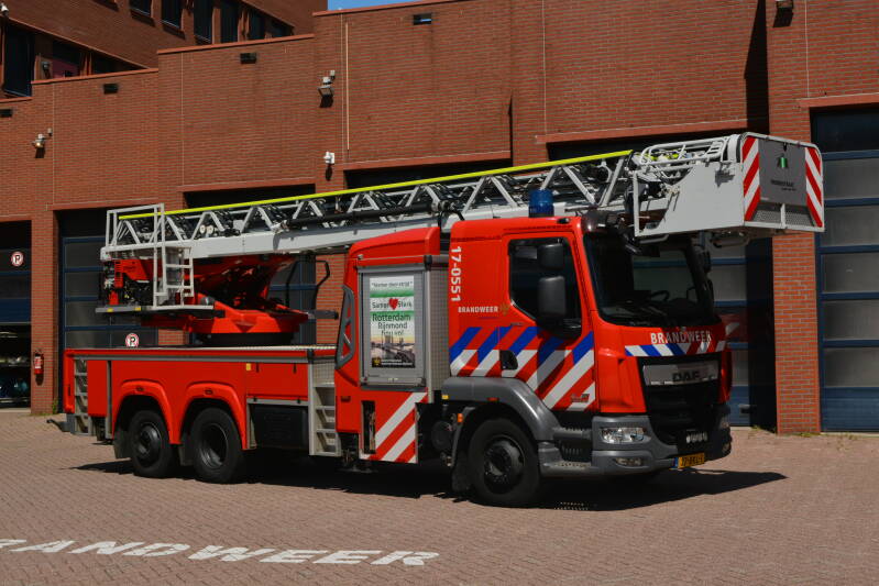 Kenteken: 27-BKL-1 Roepnummer: 17-0551 Type voertuig: AL-K30 Merk &amp; Type: DAF LF290FAN552 Opbouw: Hilton-Magirus Bouwjaar: 2018 In dienst: 2018 Uit dienst: Standplaats: Rotterdam - Frobenstraat