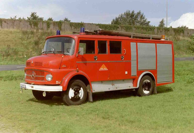 Kenteken: 29-58-RB Type voertuig: TS11 LD2500 T1000 Merk &amp; Type: Mercedes Benz LF911B36 Opbouw: den Hartog-Ziegler Bouwjaar: 1976 In dienst: 1996 Uit dienst: 2002 Standplaats: Oldenzaal