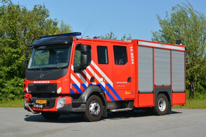 Kenteken: 29-BFF-3 Roepnummer: 16-8034 Type voertuig: TS7 LD3000 HD275 T3000/180 Merk &amp; Type: Volvo FL816 Opbouw: Ziegler Brandweertechniek Bouwjaar: 2014 In dienst: 2014 Uit dienst: Eerste Nederlands blusvoertuig met EURO 6 motor, DLS-systeem. 