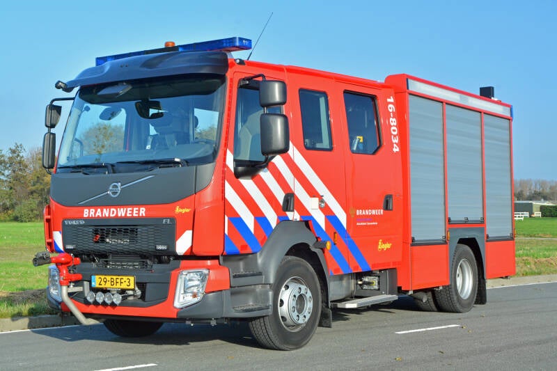 Kenteken: 29-BFF-3 Roepnummer: 16-8034 Type voertuig: TS7 LD3000 HD275 T3000/180 Merk &amp; Type: Volvo FL816 Opbouw: Ziegler Brandweertechniek Bouwjaar: 2014 In dienst: 2014 Uit dienst: Eerste Nederlands blusvoertuig met EURO 6 motor, DLS-systeem. 