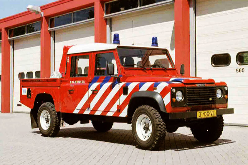 Kenteken: 31-DX-VL Roepnummer: 54-687 Type voertuig: PM5-NB Merk &amp; Type: Landrover Defender 130-PickUp Opbouw: Hiab Bouwjaar: 2000 In dienst: 2000 Uit dienst: 2014