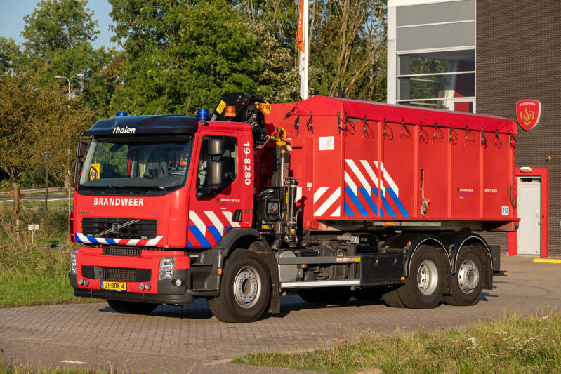 Kenteken: 31-BBK-4 Roepnummer: 19-8280 Type voertuig: HA-KR Merk &amp; Type: Volvo FE340(6x4) Opbouw: Multilift-Hiab Bouwjaar: 2013 In dienst: 2020 Uit dienst: