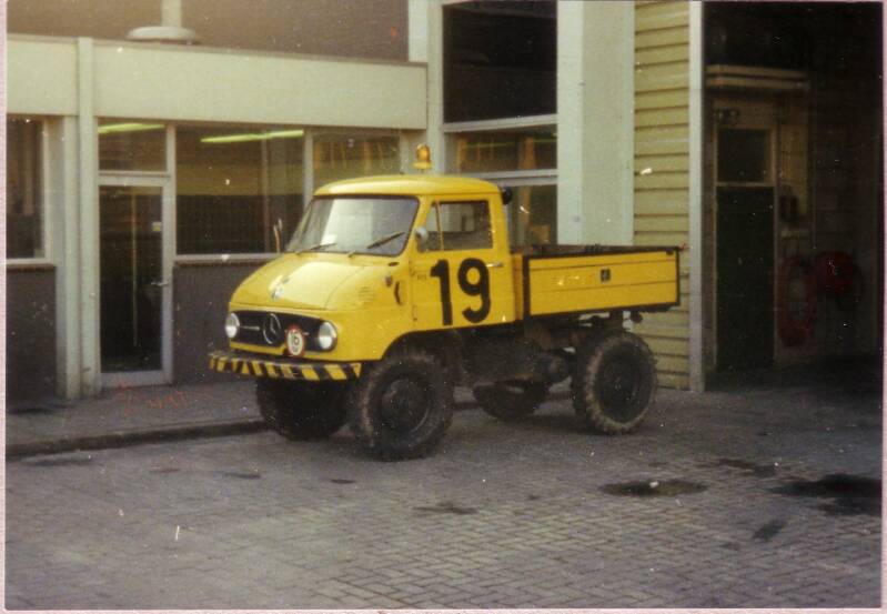 Kenteken: 355/014714 Roepnummer: 19 Type voertuig: BV Merk &amp; Type: Mercedes Unimog-411/NVLS 1,5 ton Opbouw: Bouwjaar: 1968 In dienst: 1968 Uit dienst: 1977 Standplaats: Schiphol (gem Haarlemmermeer)