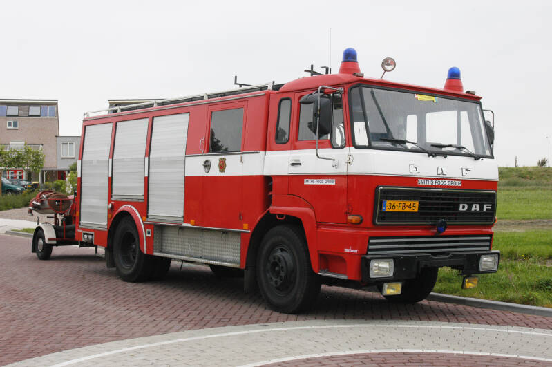 Kenteken: 36-FB-45 Type voertuig: TS11 LD2800 D400 T2500 Merk &amp; Type: DAF FF1600DT360 Opbouw: Doeschot-Rosenbauer Bouwjaar: 1976 In dienst: 1996 Uit dienst: 2014 Standplaats: Broek op Langedijk. Geëxporteerd naar: Zuid Afrika Overgenomen: Zuid Scharwoude