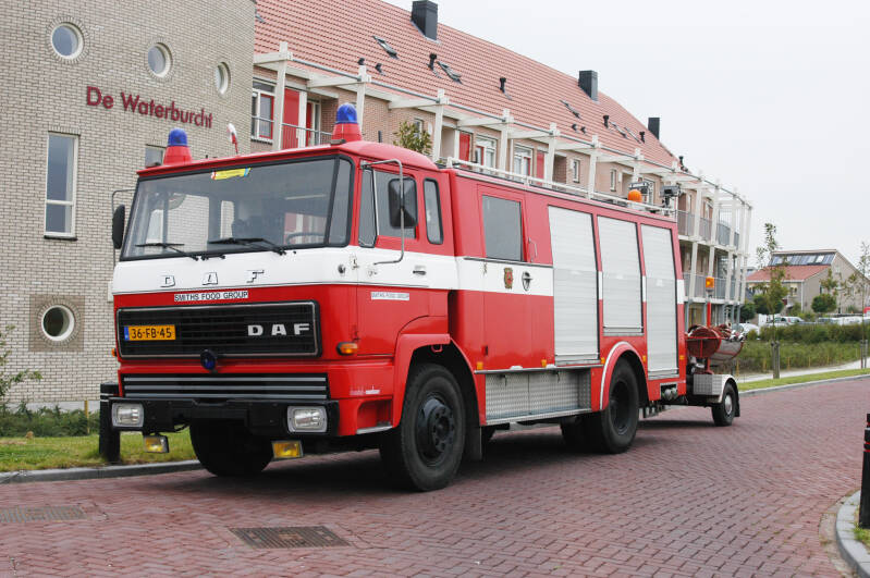 Kenteken: 36-FB-45 Type voertuig: TS11 LD2800 D400 T2500 Merk &amp; Type: DAF FF1600DT360 Opbouw: Doeschot-Rosenbauer Bouwjaar: 1976 In dienst: 1996 Uit dienst: 2014 Standplaats: Broek op Langedijk. Geëxporteerd naar: Zuid Afrika Overgenomen: Zuid Scharwoude