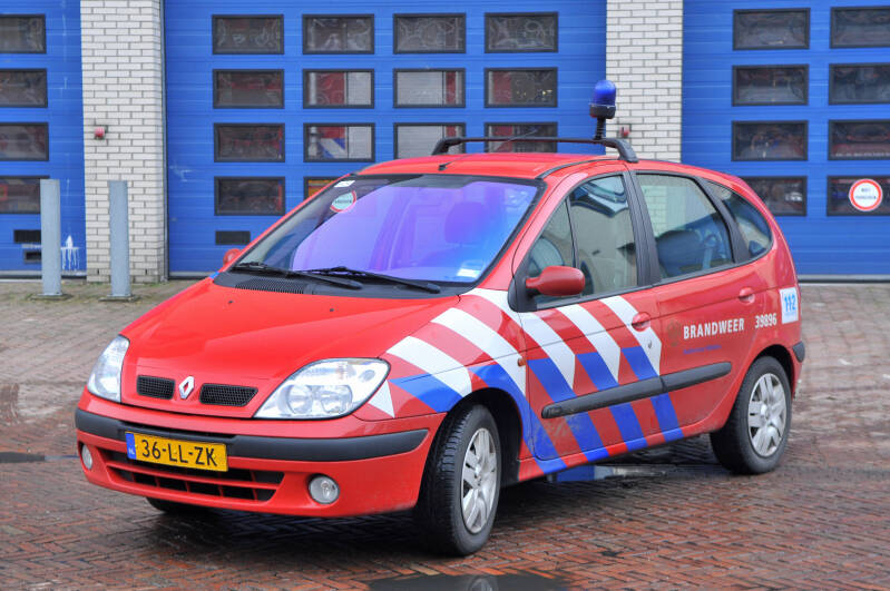 Kenteken: 36-LL-ZK Roepnummer: DA01 > 39-896 Type voertuig: DA Merk &amp; Type: Renault Megane Scenic 1.6 Opbouw: Bouwjaar: 2003 In dienst: 2003 Uit dienst: 2009 Opmerkingen: Verkocht aan brandweer Montferland, korps Didam. 