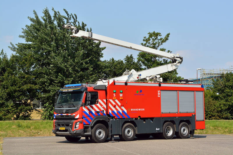 Kenteken: 38-BJJ-4 Roepnummer: SB2 Type voertuig: SB2 LD10000 T2000/5000 Merk &amp; Type: Volvo FMX450(8x4) Opbouw: Ziegler Brandweertechniek Bouwjaar: 2017 In dienst: 2017 Uit dienst: Standplaats: Vlissingen-Oost