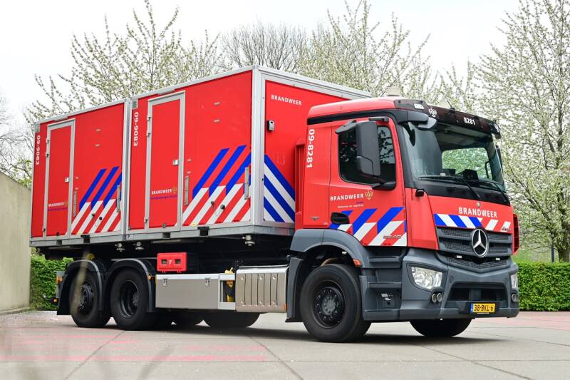 Kenteken: 38-BKL-6 Roepnummer: 09-8281 Type voertuig: HA Merk &amp; Type: Mercedes Benz 2842LENA565(6x2)[Antos] Opbouw: Multilift Bouwjaar: 2018 In dienst: 2018 Uit dienst: Standplaats Leidsche Rijn