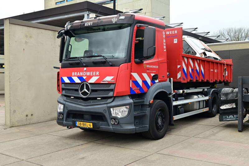 Kenteken: 38-BKL-6 Roepnummer: 09-8281 Type voertuig: HA Merk &amp; Type: Mercedes Benz 2842LENA565(6x2)[Antos] Opbouw: Multilift Bouwjaar: 2018 In dienst: 2018 Uit dienst:  Regionaal inzetbaar.  Standplaats: Leidsche Rijn
