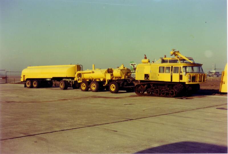 Kenteken: 646362 Roepnummer: H1/3/6 Type voertuig: Schuimblus-rupsvoertuig Merk &amp; Type: High Speed Waukesha 145GZ Opbouw: Kronenburg Bouwjaar: 1965 In dienst: 1965 Uit dienst: 1977 Standplaats: Schiphol (Gem.Haarlemmermeer)