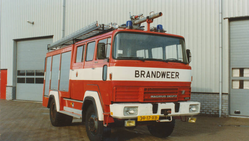 Kenteken: 39-17-XB Roepnummer: Type voertuig: TS9 LD2800 HD400 T1500 Merk &amp; Type: Magirus Deutz 170D11FA Opbouw: Motorkracht-Magirus Bouwjaar: 1977 In dienst: 1977 Uit dienst: 1986