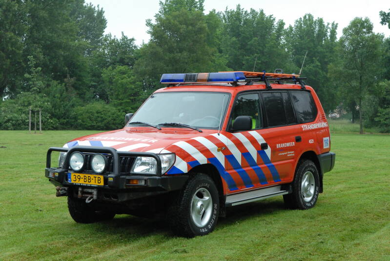 Kenteken: 39-BB-TB Roepnummer: 4521 Type voertuig: PM.[AMB] Merk &amp; Type: Toyota Land Cruiser 90Van3.0D Opbouw: Akkermans Bouwjaar: 2002 In dienst: 2002 Uit dienst: 2008 Standplaats: Vlissingen (Olympiaweg). 