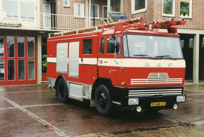 Kenteken: 39-MB-23 Roepnummer: A9 > 739 Type voertuig: TS6 LD2400 HD300 T2000 Merk &amp; Type: DAF FF1600DT300 Opbouw: Coevorden-Bachert Bouwjaar: 1978 In dienst: 1978 Uit dienst: 1991 .  Naar Risc, Rotterdam.