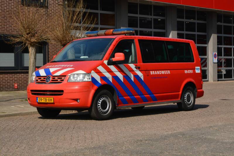 Kenteken: 39-TB-XH Roepnummer: 619 Type voertuig: DB-K Merk &amp; Type: Volkswagen Transporter T5-Kombi 2,5TDi Opbouw: Bouwjaar: 2006 In dienst: 2015 Uit dienst: . Afkomstig van brandweer IJsselsteijn.
