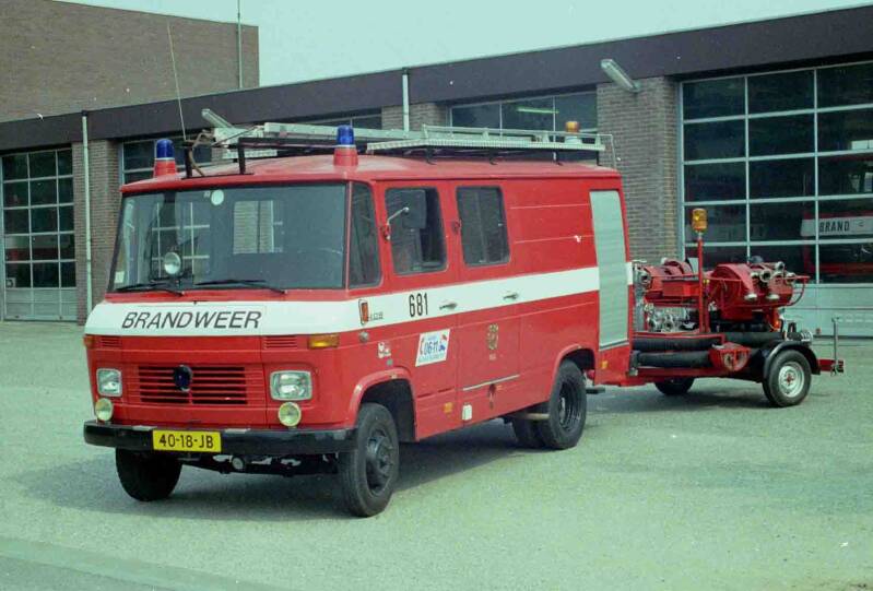Kenteken: 40-18-JB Roepnummer: 681 Type voertuig: PM9 Merk &amp; Type: Mercedes Benz L409-29 Opbouw: den Hartog Bouwjaar: 1975 In dienst: 1975 Uit dienst: 2005. anaf 1995 in gebruik t.b.v. de jeugdbrandweer. In 2005 particulier verkocht.