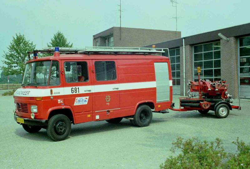 Kenteken: 40-18-JB Roepnummer: 681 Type voertuig: PM9 Merk &amp; Type: Mercedes Benz L409-29 Opbouw: den Hartog Bouwjaar: 1975 In dienst: 1975 Uit dienst: 2005. anaf 1995 in gebruik t.b.v. de jeugdbrandweer. In 2005 particulier verkocht.