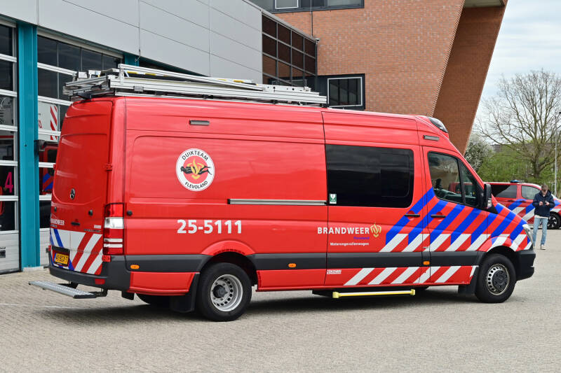 Kenteken: 40-BGX-7 Roepnummer: 25-5111 Type voertuig: WO Merk &amp; Type: Mercedes Benz 519BleuTec43[Sprinter] Opbouw: Kenbri Bouwjaar: 2016 In dienst: 2016 Uit dienst: