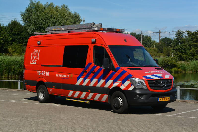 Kenteken: 43-BGP-6 Roepnummer: 16-4110 Type voertuig: WO Merk &amp; Type: Mercedes Benz 516BleuTEC43[Sprinter] Opbouw: Visser Bouwjaar: 2015 In dienst: 2015 Uit dienst: Standplaats: Leiden - Noord