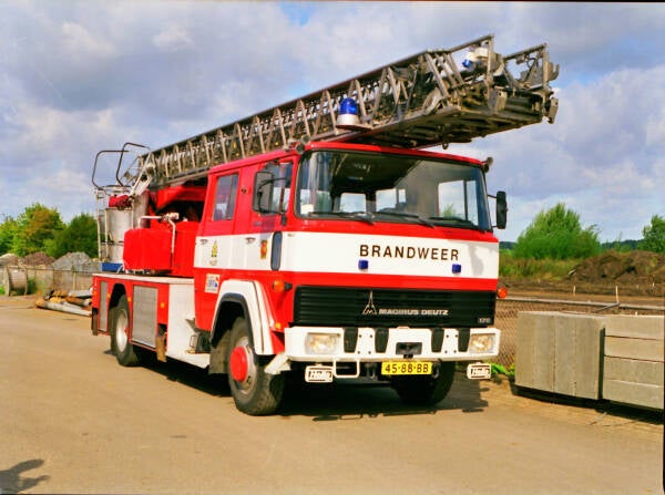 Kenteken: 45-88-BB Roepnummer: 5750 Type voertuig: AL-K30 Merk &amp; Type: Magirus Deutz 170D12F Opbouw: Magirus Bouwjaar: 1975 In dienst: 1987 Uit dienst: 2004. Overgenomen van brandweer Velsen