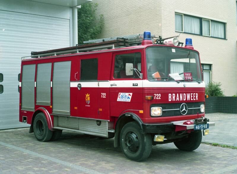 Kenteken: 46-11-VB Roepnummer: 722 Type voertuig: TS9 LD2200 HD200 T2000/150 Merk &amp; Type: Mercedes Benz LP913/36 Opbouw: Doeschot-Rosenbauer Bouwjaar: 1977 In dienst: 1977 Uit dienst: 1997