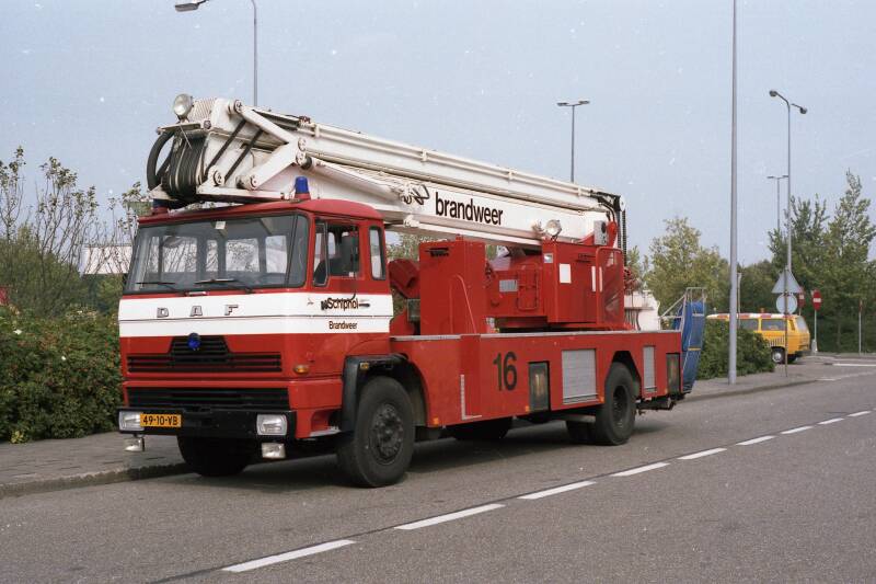 Kenteken: 49-10-VB Roepnummer: 16 > 325 Type voertuig: HW-22 Merk &amp; Type: DAF FA2200DU825 Opbouw: Alkmaar Bouwjaar: 1977 In dienst: 1977 Uit dienst: 199. Standplaats: Schiphol (Gem. Haarlemmermeer). Verkocht aan een boomchirurg in Heemstede 