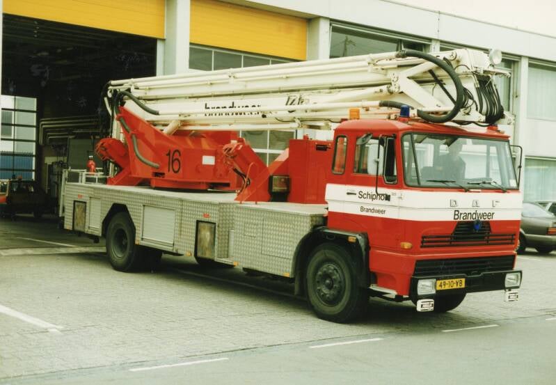 Kenteken: 49-10-VB Roepnummer: 16 > 325 Type voertuig: HW-22 Merk &amp; Type: DAF FA2200DU825 Opbouw: Alkmaar Bouwjaar: 1977 In dienst: 1977 Uit dienst: 199. Standplaats: Schiphol (Gem. Haarlemmermeer). Verkocht aan een boomchirurg in Heemstede 