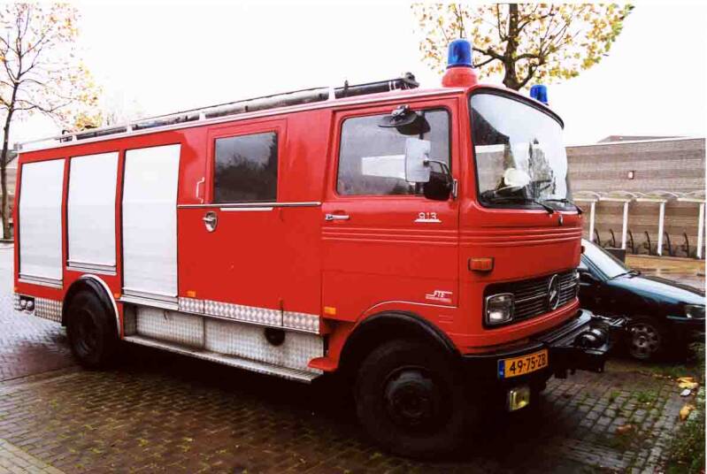 Kenteken: 49-75-ZB Roepnummer: 643 > 716 Type voertuig: TS9 LD2200 HD200 T2000 Merk &amp; Type: Mercedes Benz LPF913-36 Opbouw: Doeschot-Rosenbauer Bouwjaar: 1977 In dienst: 1977 Uit dienst: 1999