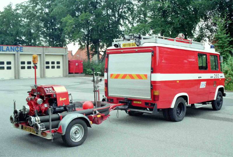 Kenteken: 49-FB-36 Roepnummer: 260 Type voertuig: SL / PM6 Merk &amp; Type: Mercedes Benz L608D29 Opbouw: Bouwjaar: 1978 In dienst: 1978 Uit dienst: 19... Na 1994 tbv de jeugdbrandweer